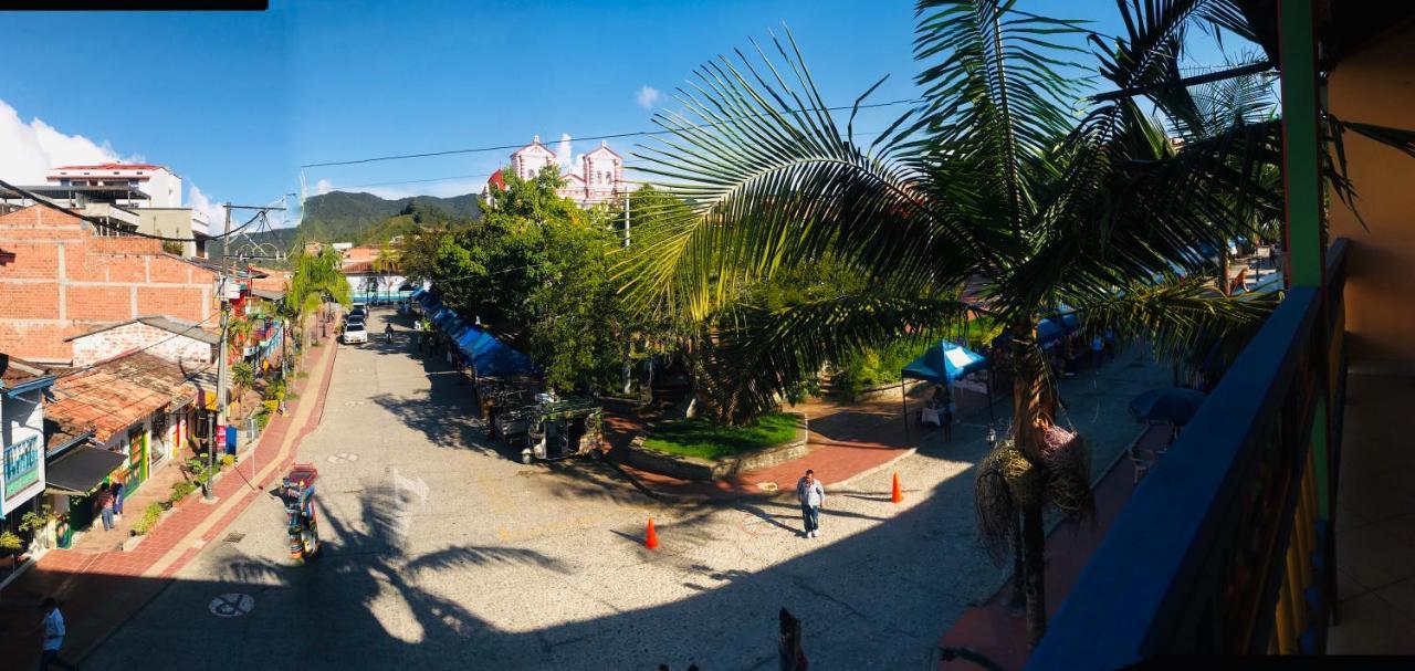 La Martinera Parque Central Guatapé Екстериор снимка