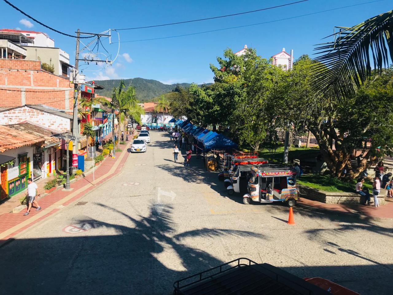 La Martinera Parque Central Guatapé Екстериор снимка